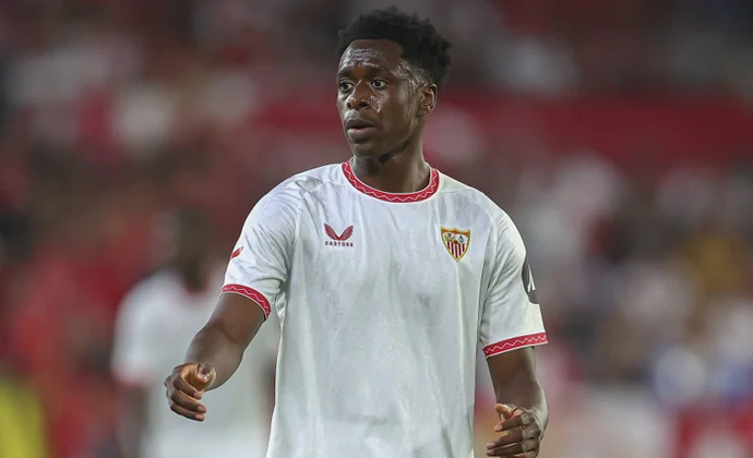 Lokonga fue sustituido a cinco del final por unas molestias en el aductor