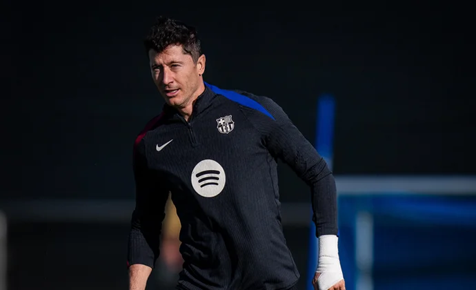 Sesión de recuperación con Araujo con el grupo y cuatro jugadores al margen