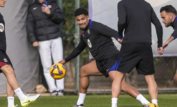 Araujo completa otra sesión con el grupo sin recibir el alta médica