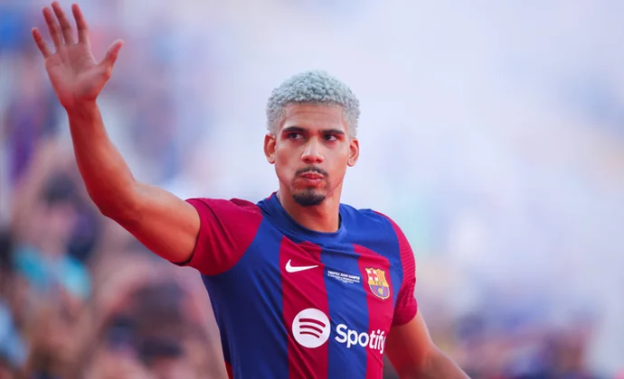 Según Sport, Araujo tendrá minutos contra el Leganés la semana que viene