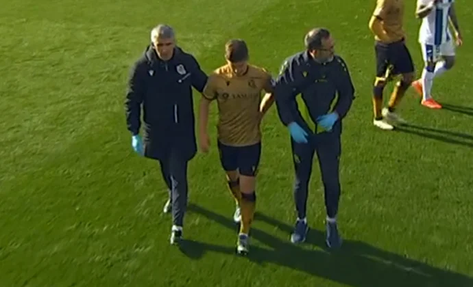 Aihen Muñoz se retiró del partido tras sufrir un golpe lumbar contra el suelo