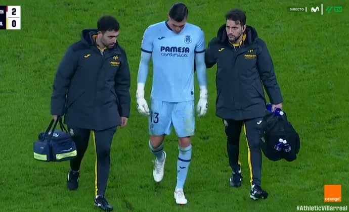 Diego Conde se retira de San Mamés lesionado de la rodilla