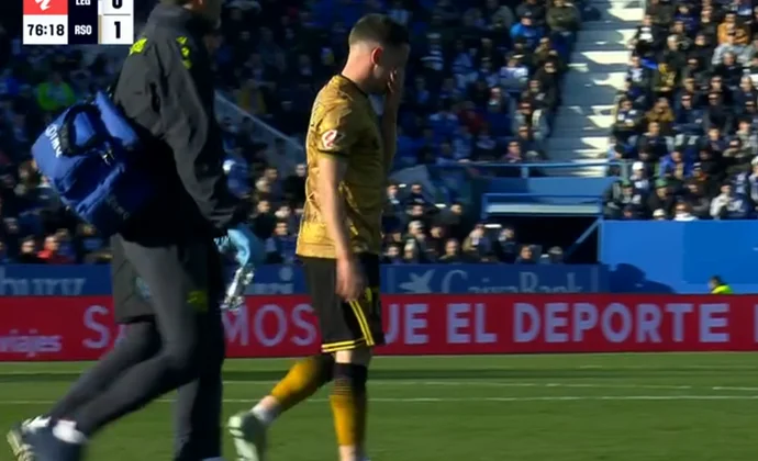 Sergio Gómez pide el cambio por un golpe en la rodilla