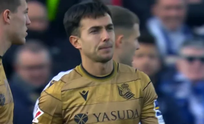 Martín Zubimendi pide el cambio por molestias