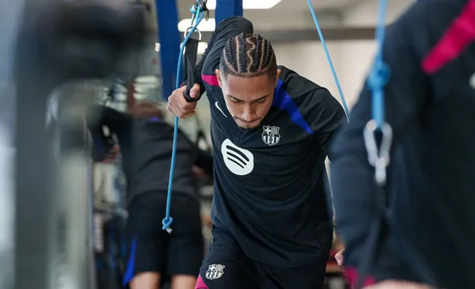 Sesión de gimnasio antes de viajar a Dortmund pendientes de Araujo