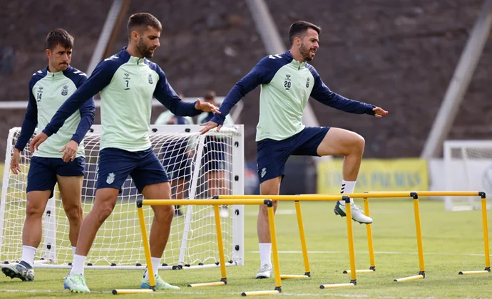 Las Palmas retoma los entrenamientos pendiente de las pruebas a Viti Rozada