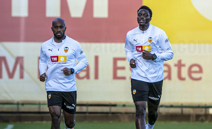 Foulquier y Diakhaby hacen una parte con el grupo. Mamardashvili, Gayà y Thierry, al margen