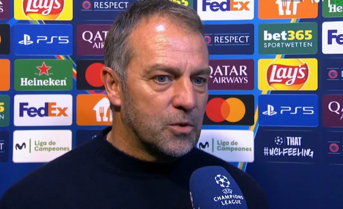 Flick hace una breve valoración del partido y habla de Raphinha en sala mixta