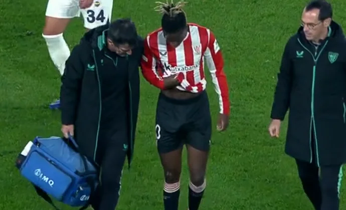 Nico Williams se retiró del partido en Estambul por molestias en la rodilla