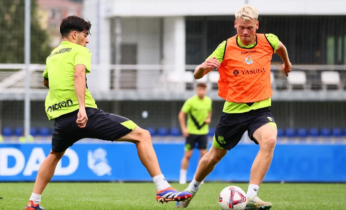 Turrientes, Aihen, Sergio Gómez, Oskarsson, Aritz y Zakharyan, con el grupo. Zubimendi se prueba pero vuelve al gimnasio