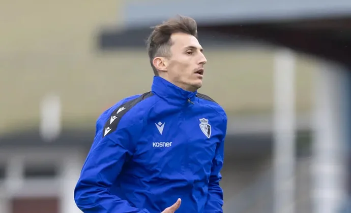 Moi Gómez sigue al margen en la sesión de recuperación en Tajonar