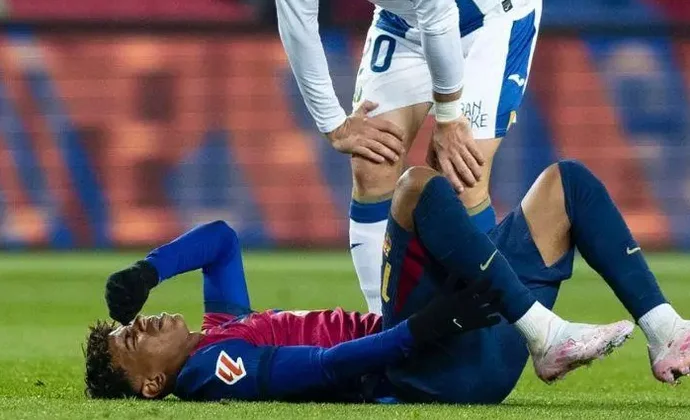 Lamine Yamal acaba el partido con molestias en el tobillo