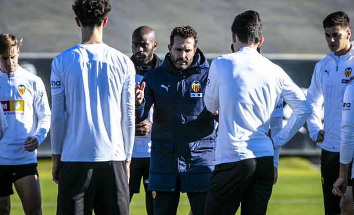 Foulquier vuelve al grupo, pero Rafa Mir no entrena por molestias y está pendiente de pruebas