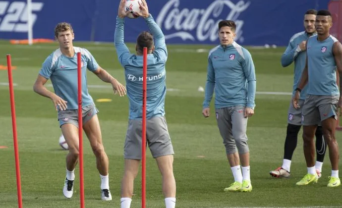 Simeone ensaya once con Gallagher y Sorloth supera la contusión