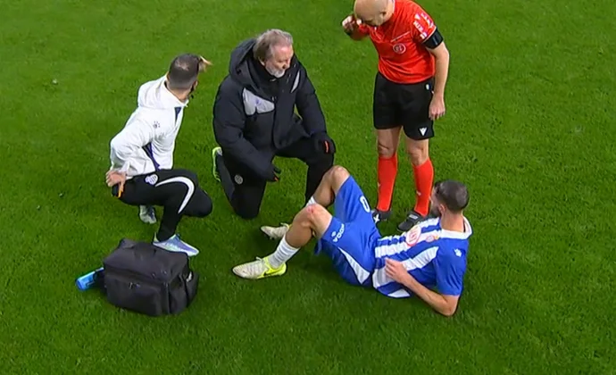 Justin Smith pide el cambio por calambres en los isquiotibiales