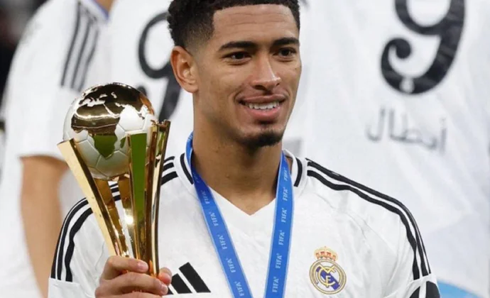 Bellingham acabó el partido dolorido por un golpe que no reviste gravedad