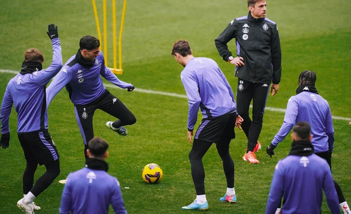 Raúl Moro y Luis Pérez sigue al margen a dos días del partido