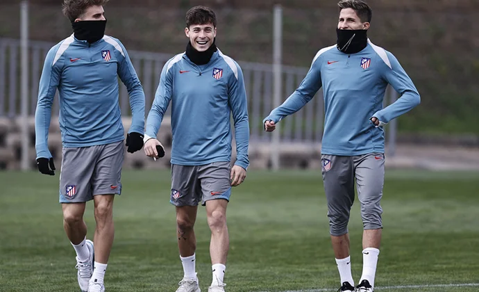 Ángel Correa se suma al grupo y la enfermería vuelve a vaciarse