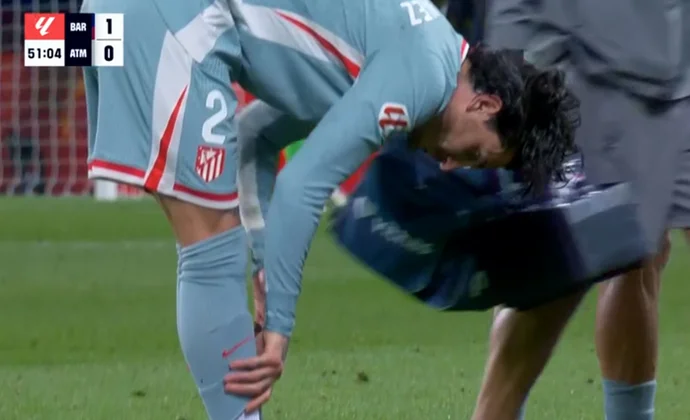 Giménez se retira del partido en Barcelona por molestias