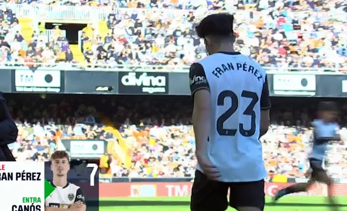 Fran Pérez se retiró antes del descanso por molestias