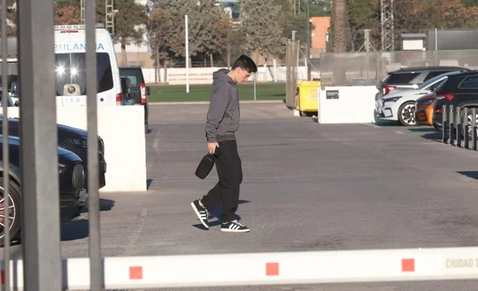 Corberán dirige una primera sesión de gimnasio con cinco bajas