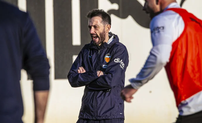 Sesión vespertina sobre el césped de Paterna con seis al margen