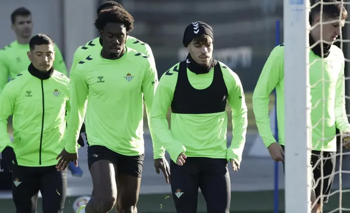 Lo Celso, Rui Silva, Fornals y Bartra, bajas en la primera sesión tras las vacaciones