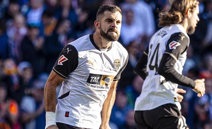 Rioja se mantiene como lateral en defensa de cuatro en los primeros ensayos de Corberán