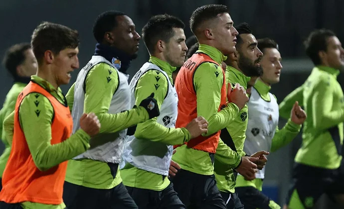 Aritz, Odriozola y Zakharyan con el grupo, Aguerd y Zubimendi al margen, Kubo y Sadiq ausentes