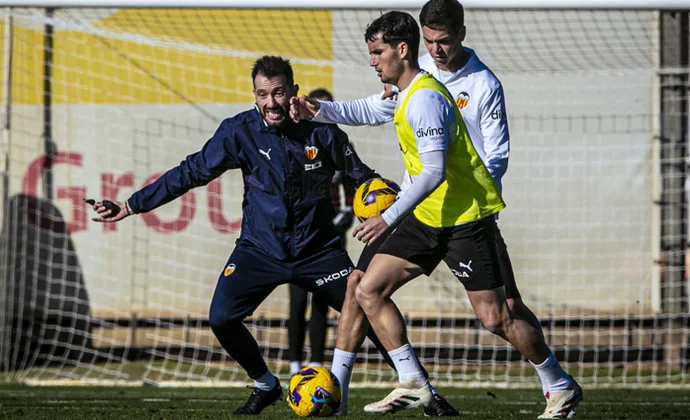 Gayà trabaja parcialmente en la segunda sesión dirigida por Corberán