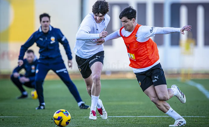 Gayà y Diakhaby, parcialmente con el grupo en la sesión vespertina