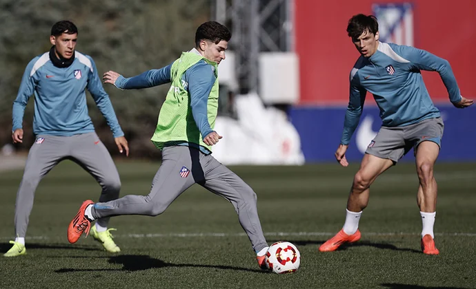 Gallagher se incorpora al grupo y Simeone ensaya cuatro onces mezclados