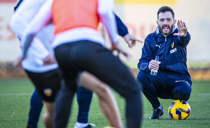 Sesión vespertina en Paterna pendientes de la evolución de José Luis Gayà