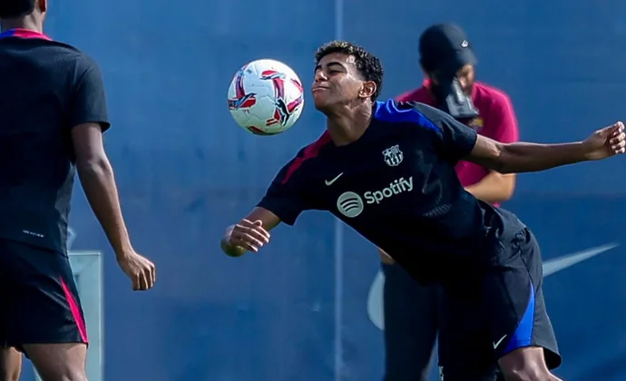 Lamine Yamal y Héctor Fort hacen parte del entrenamiento de hoy con el grupo