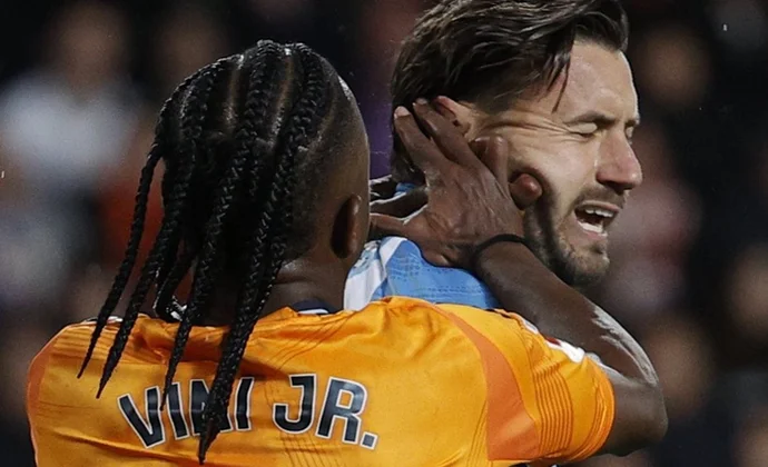 Vinicius se expone a una sanción de cuatro partidos, que cumpliría en Copa, Supercopa y tal vez Liga