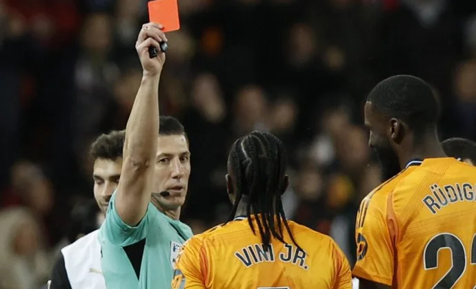 Vinicius podría ver una sanción reducida de 2 partidos por la forma de redactarse el acta