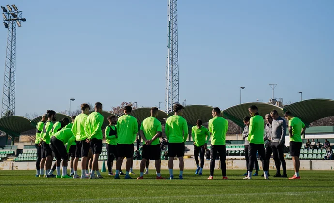 El Betis vuelve al trabajo sin Bellerín, Marc Roca ni Fornals, pero con Bartra cerca de volver