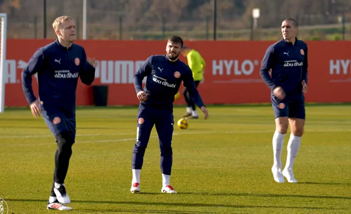 Míchel los recupera a todos menos Miovski y Asprilla