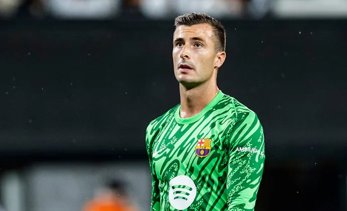 Flick castiga a Iñaki Peña con una suplencia por llegar tarde