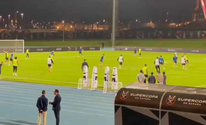 Samu Costa, Raíllo y Antonio Sánchez, con el grupo en Arabia