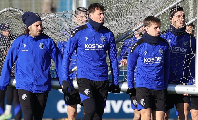 Osasuna ensaya con tres centrales para la visita al Metropolitano