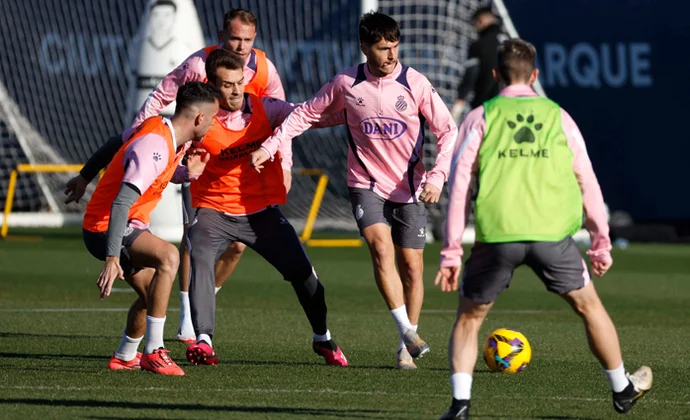 Pol Lozano trabaja con el grupo tras superar sus molestias