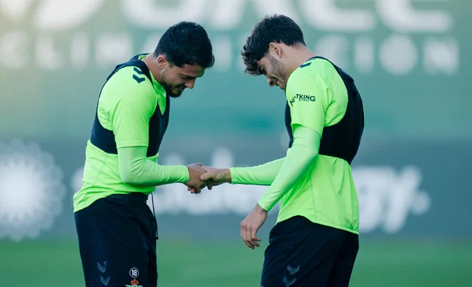 Marc Roca repite parcialmente, Fornals completa la sesión y Chimy trabaja al margen