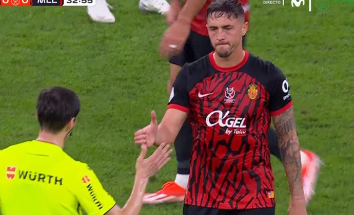 Antonio Raíllo pide el cambio por molestias en la Supercopa