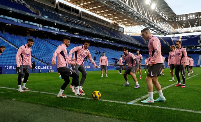 Carlos Romero no entrena en la última sesión y será baja mañana