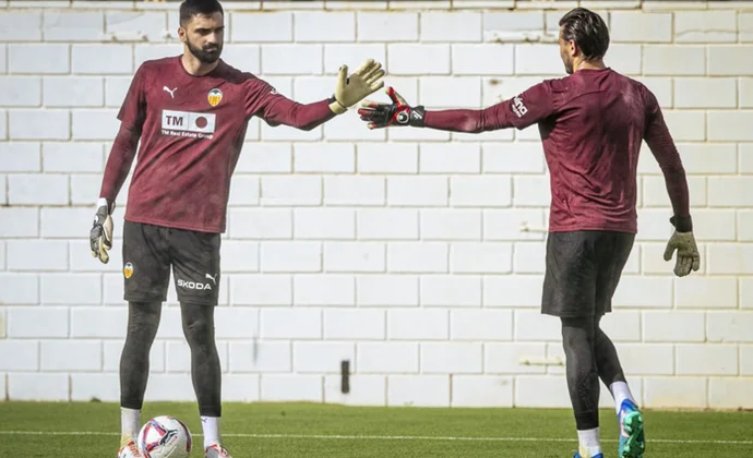 Gayà y Mamardashvili completan la sesión previa al viaje a Sevilla