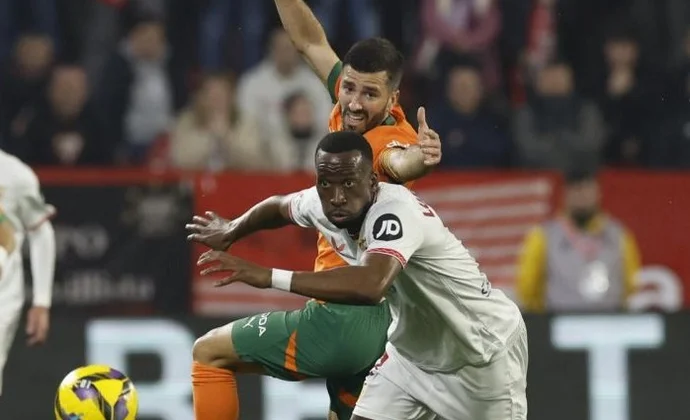 Gayà sufrió un corte en el pie y Barrenetxea pidió el cambio por calambres