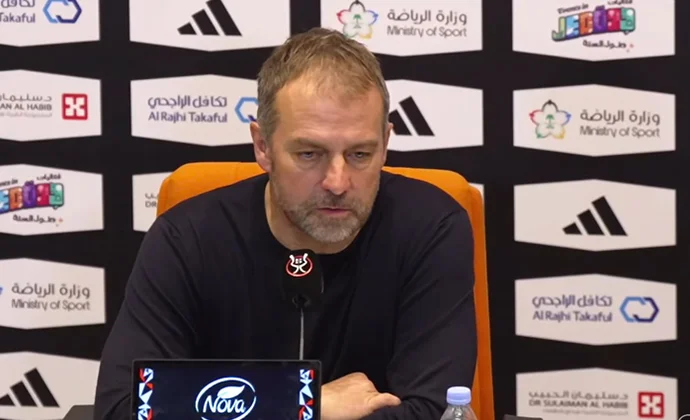 Flick analiza el triunfo, celebra el momento del equipo y habla de la expulsión de Szczesny