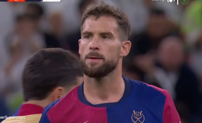Íñigo Martínez pide el cambio en la final de la Supercopa por molestias