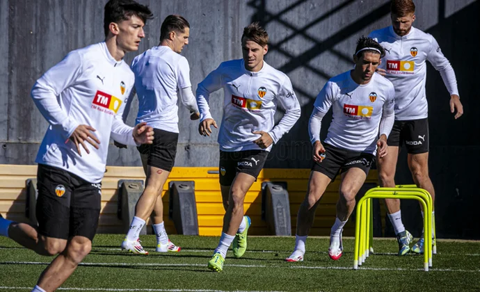 El Valencia retoma los entrenamientos pendiente de las pruebas a Gayà